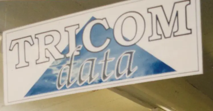 Skylt med Tricom data logotyp, år 1985