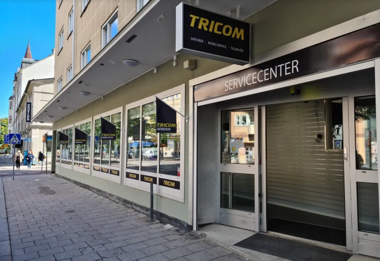 Ingången på Tricoms Gävles nya butik och verkstad på Nygatan 36 i Gävle år 2020
