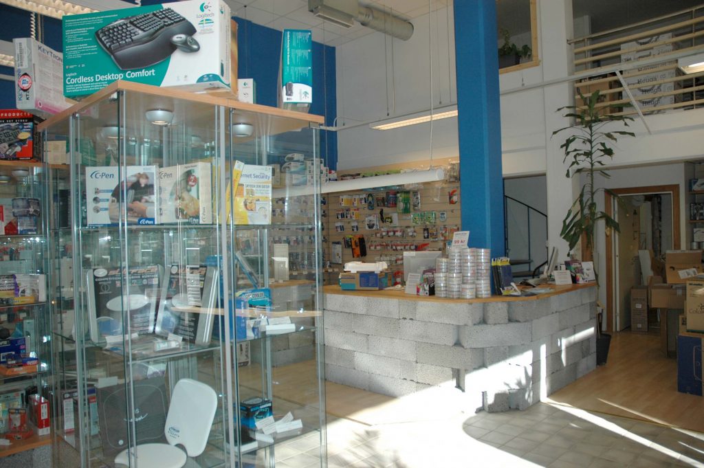 Tricom Gävle sett från insidan av butiken, kassadisk byggde av lecablock