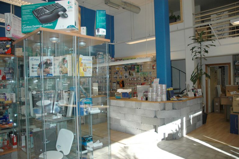 Tricom Gävle sett från insidan av butiken, kassadisk byggde av lecablock