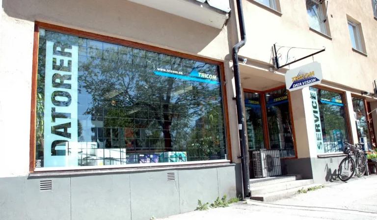 Utsidan så man ser skyltfönster på Tricom Data Vision datorbutik på Svartbäcksgatan 41 i Uppsala år 1997