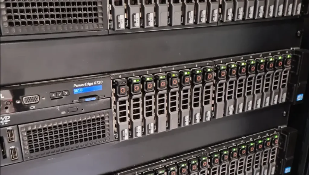 Servierrack fullt med SSD hårddiskar