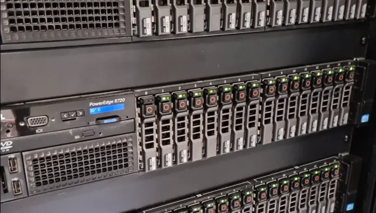 Servierrack fullt med SSD hårddiskar