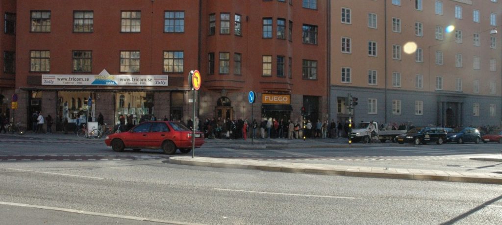 Tricom stockholm 20 års jubileum med lång kö till butik