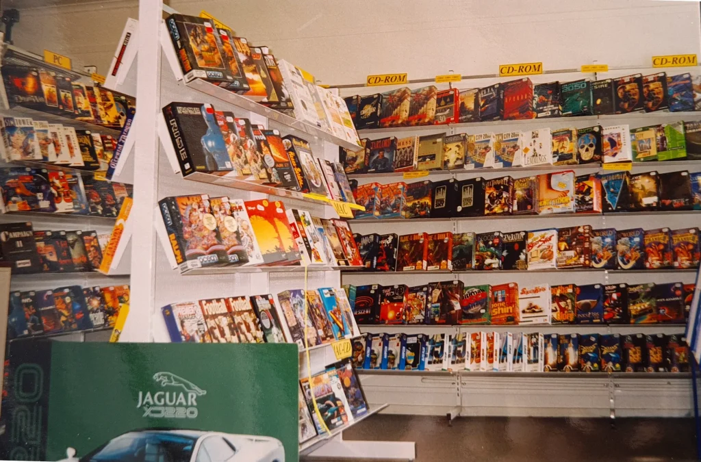 Hyllor fulla med PC spel i Data Visions butik i uppsala år 1995