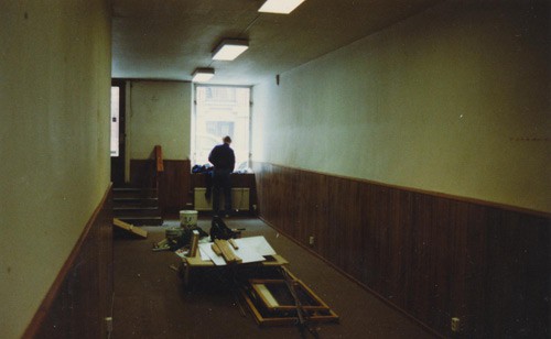 Insidan Tricoms nya lokal på Birkagatan 17 under uppbyggnad, år 1989