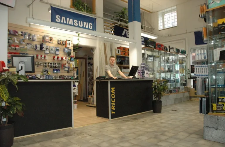 Tricom Gävlebutik med nya kassadiskar i svart