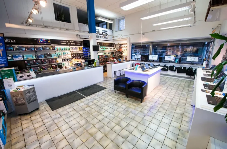 Tricom Gävles butik med nya kassadiskar i vitt år 2014