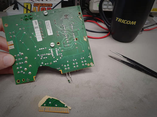 Kretskort där en stor bit har fysiskt gått sönder och gått av