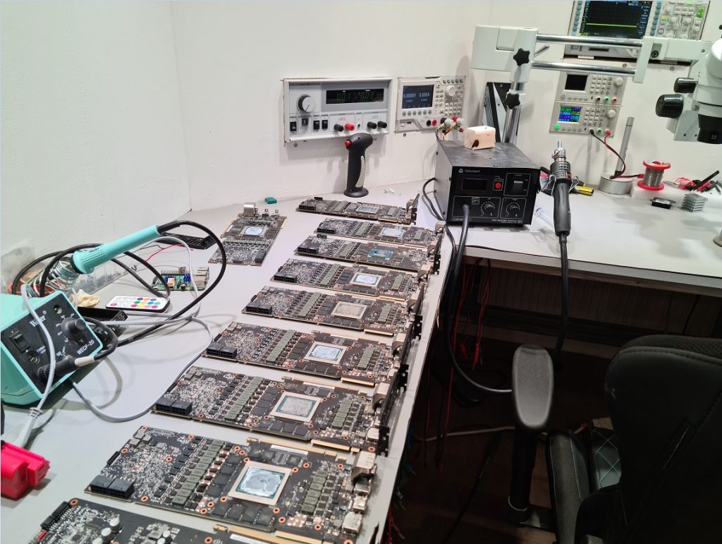 Flertal Geforce RTX grafikkort på servicebänk för testkörning