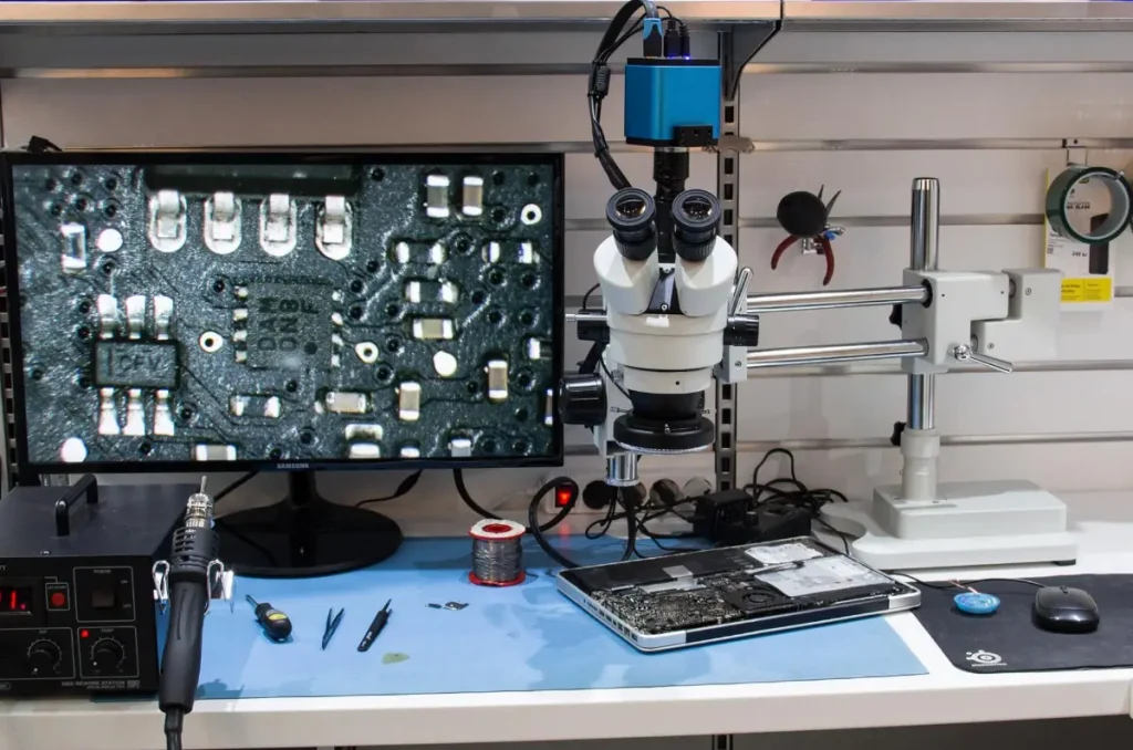 Tricom Gävle lagar moderkort på Mac